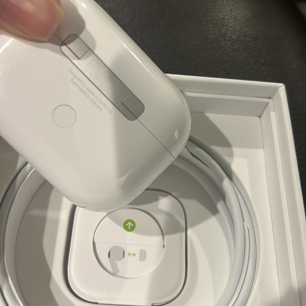 AirPods Pro MagSafe charging case used like new - Picture 2 of 2